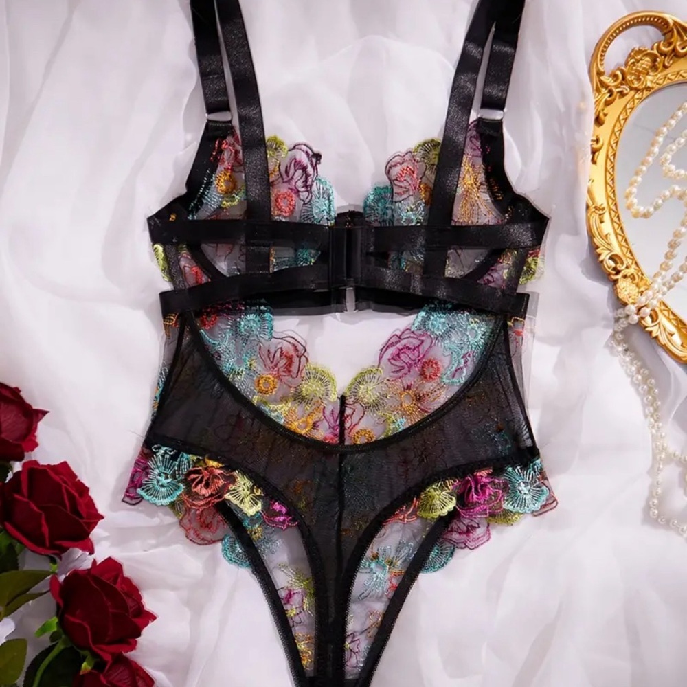 Gorgeous Sexy Lace Teddy Lingerie - Picture 3 of 6